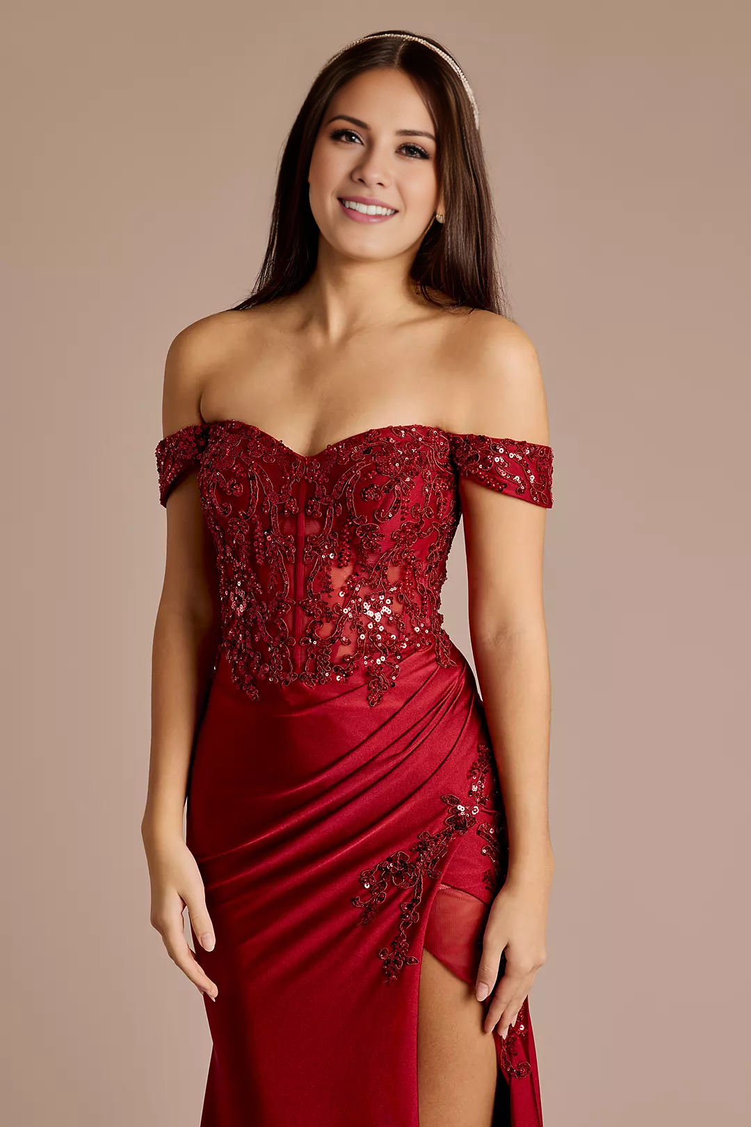 Vestido tubo de satén con hombros descubiertos y apliques de lentejuelas de Jimiss