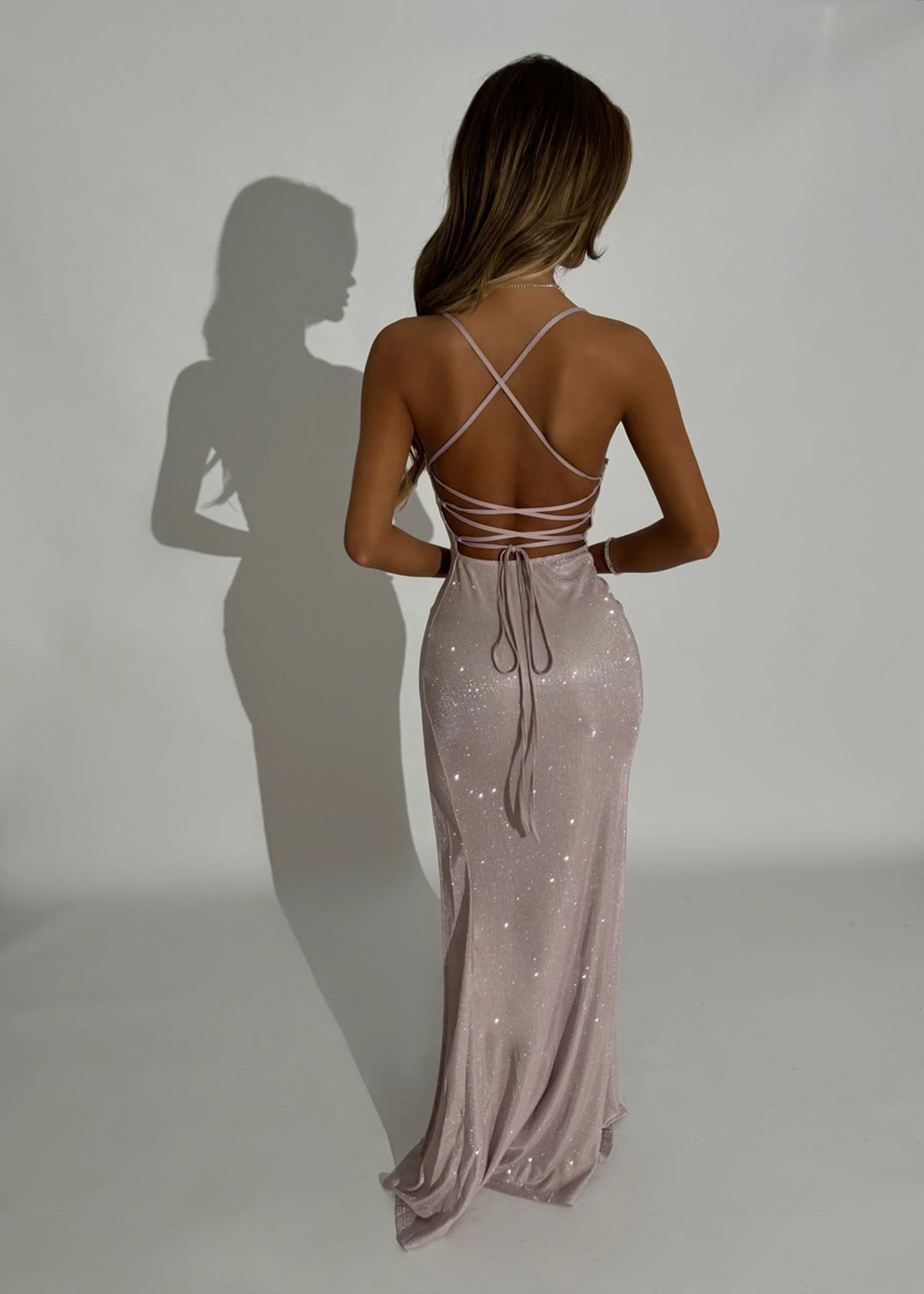 Vestido de fiesta largo Jimiss con cuello al descubierto, tirantes finos y abertura lateral