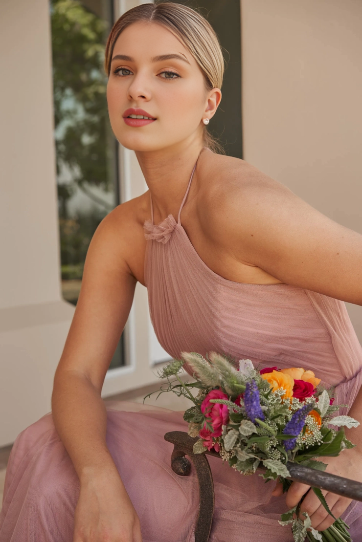 Vestido de dama de honor de gasa con tirantes plisados, corte A y escote con borde de volante