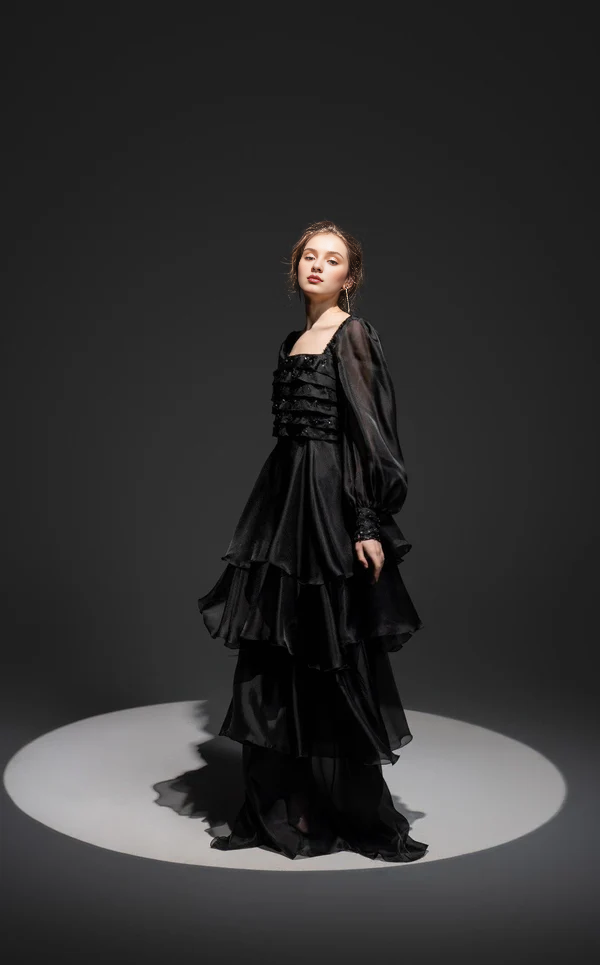 Top ajustado combinado con tirantes finos para fiesta de graduación.