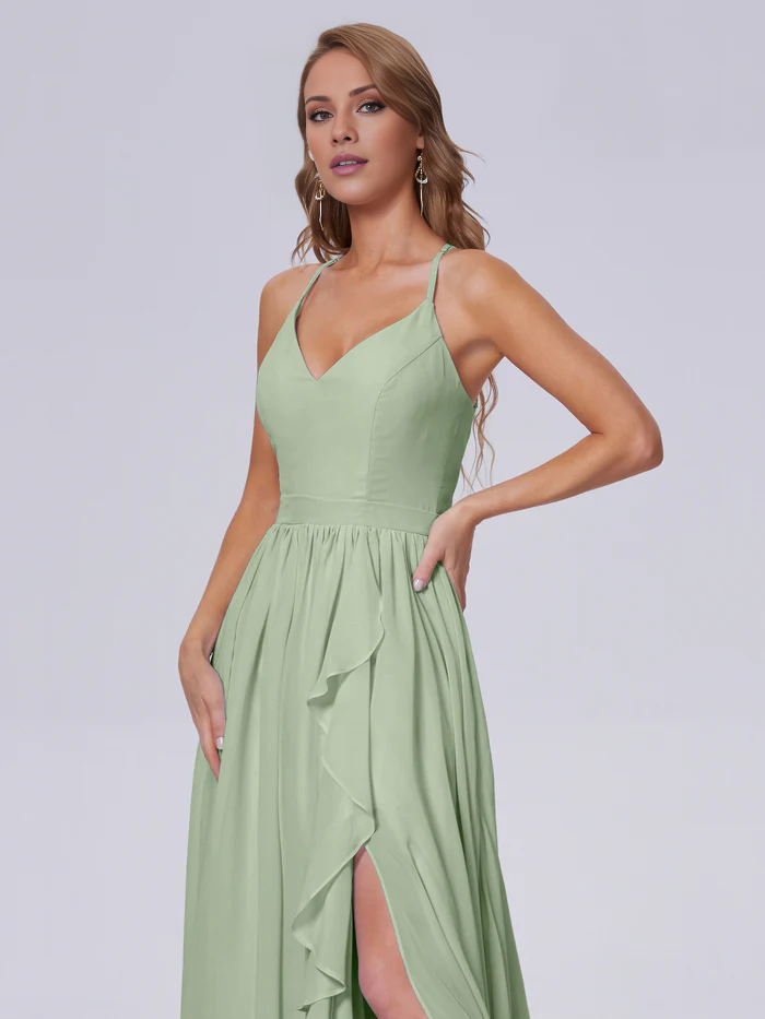 Elegante vestido de dama de honor de gasa con tirantes al hombro y largo hasta el suelo.