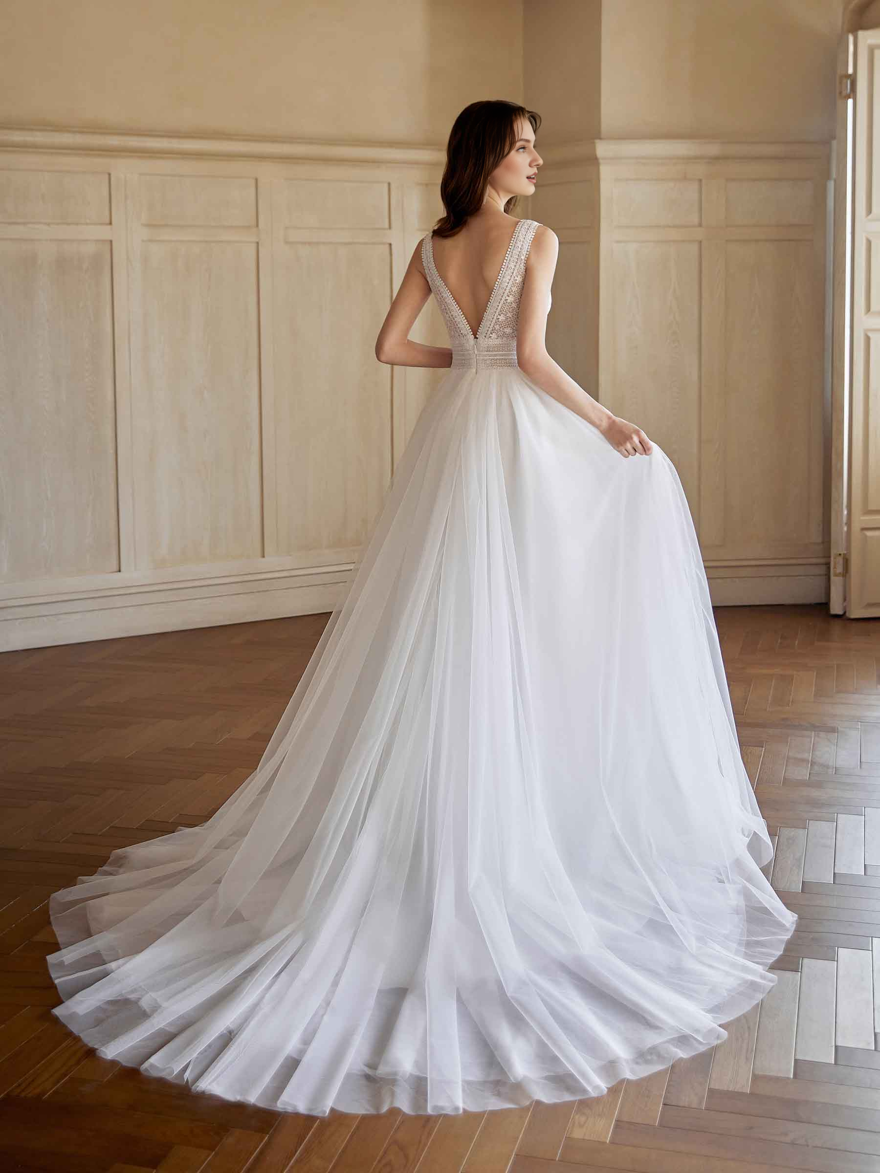 Elegante vestido de novia de encaje ultra largo con espalda descubierta y corte A