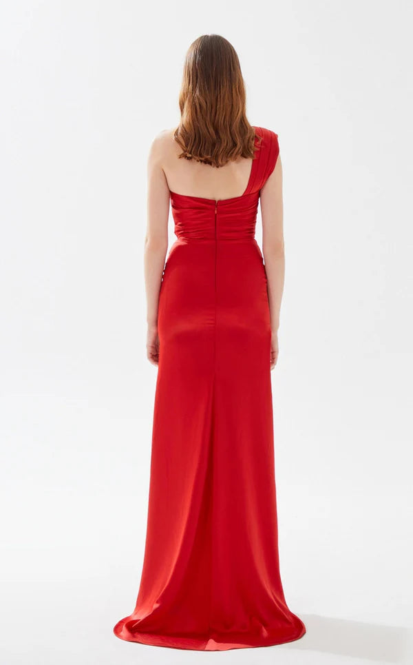 Vestido de noche largo hasta el suelo con corsé ajustado y cuello asimétrico en forma de A