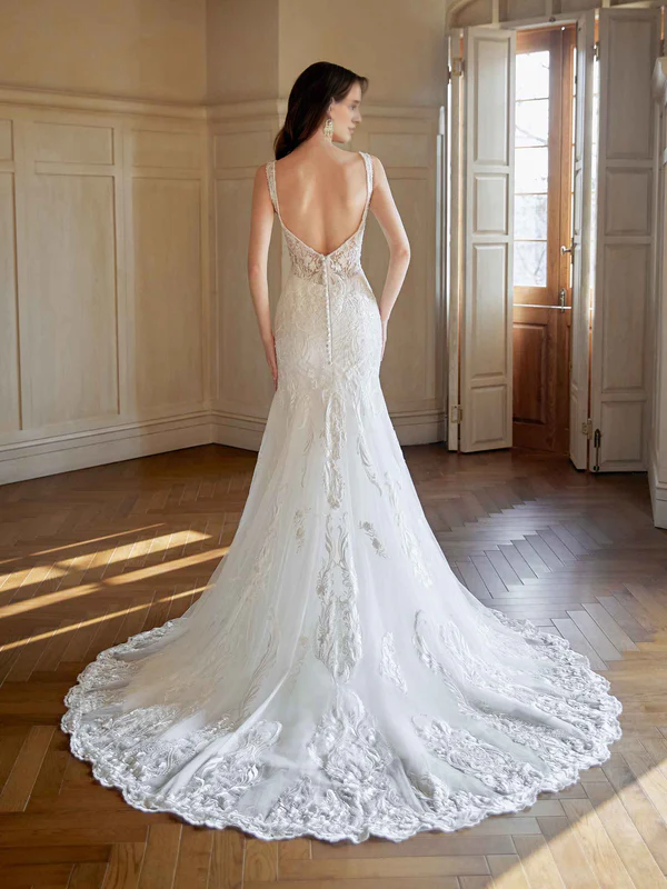 Sexy abito da sposa in pizzo lunghissimo con scollo a V e schiena scoperta a coda di pesce