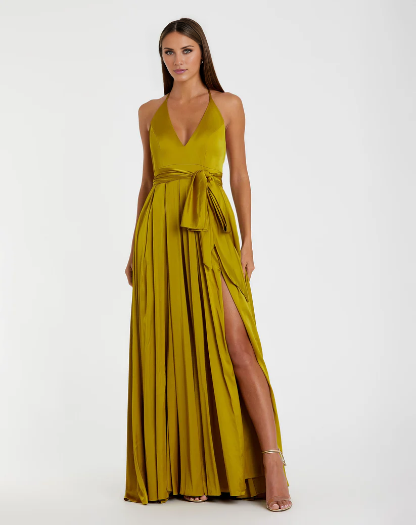 Vestido de noche largo hasta el suelo de satén, sin mangas, con escote halter y escote en V y abertura lateral