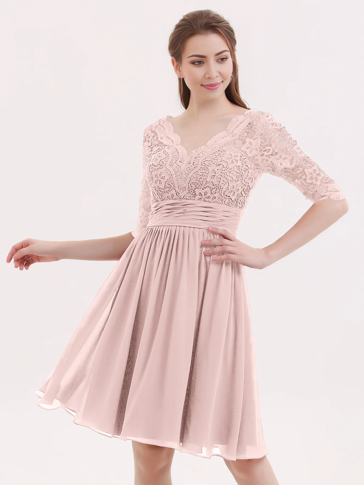 Abito corto in pizzo e chiffon con maniche a cinque quarti