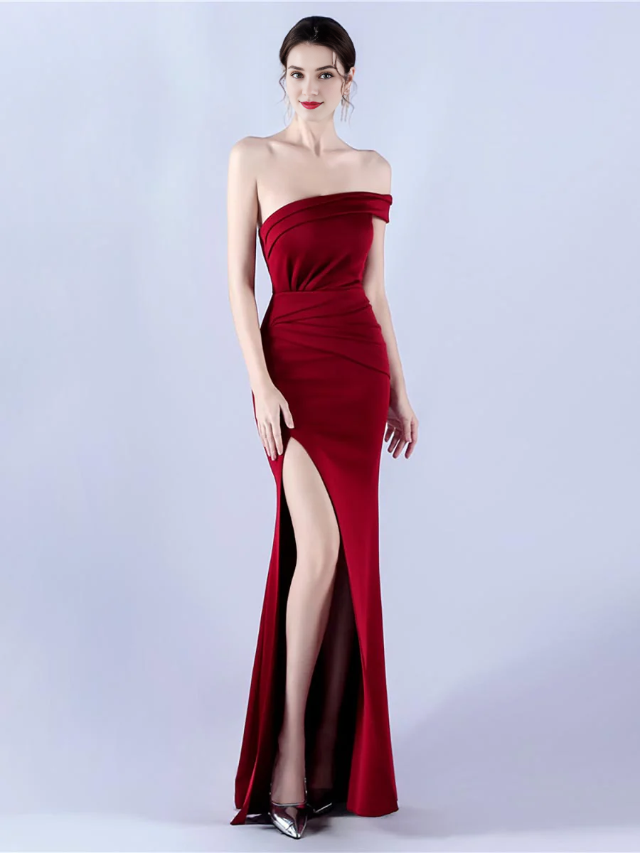 Abiti da sera con spalline sottili e spalle scoperte, spacchi laterali e lunghezza a terra