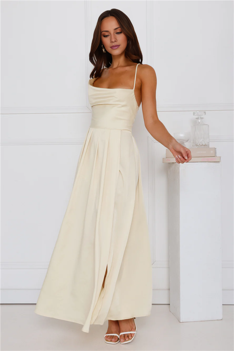 Vestido de fiesta largo de satén con escote asimétrico y espalda descubierta con tirantes y abertura lateral de Jimiss