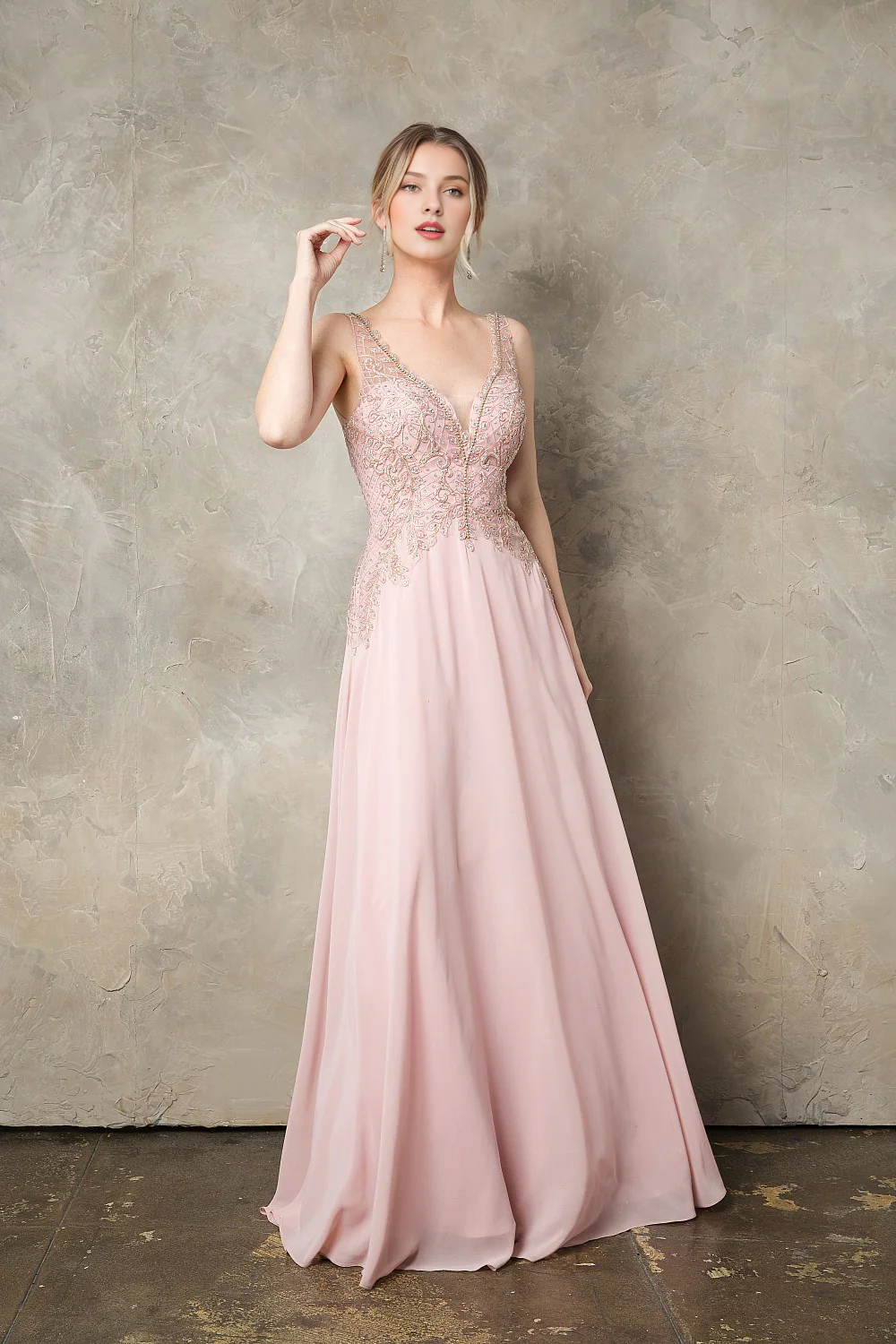 Abito lungo in chiffon senza maniche con ricami di perline e gonna a trapezio