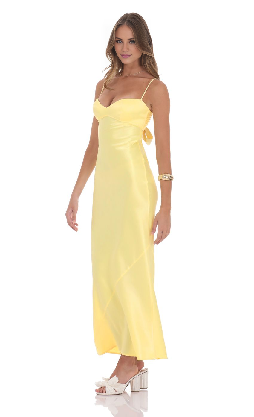 Vestido de fiesta con escote corazón, hombros descubiertos, sin mangas, tirantes finos, espalda descubierta y largo hasta el suelo