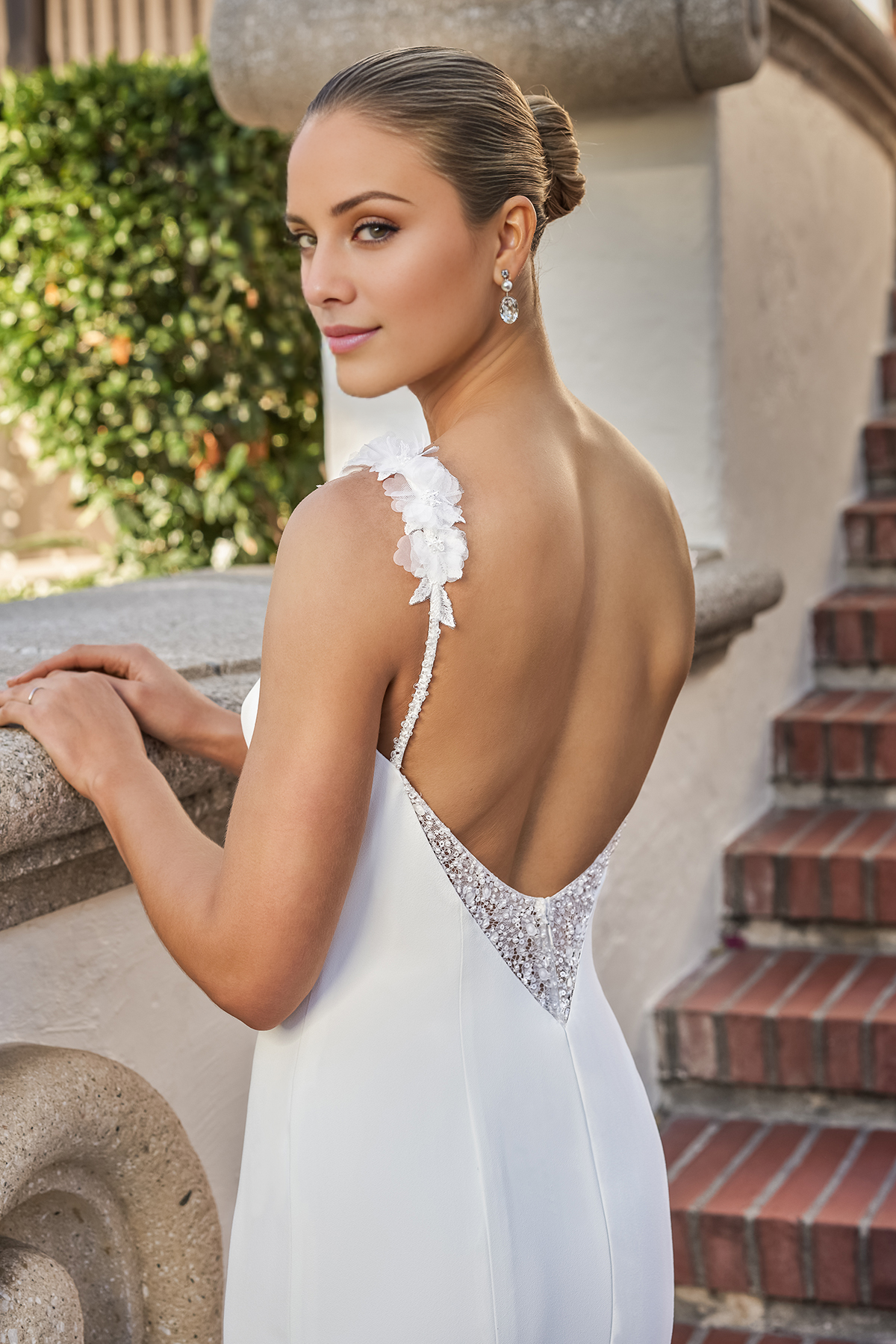 Vestido de novia largo hasta el suelo con encaje bordado y tirantes finos con cuello barco