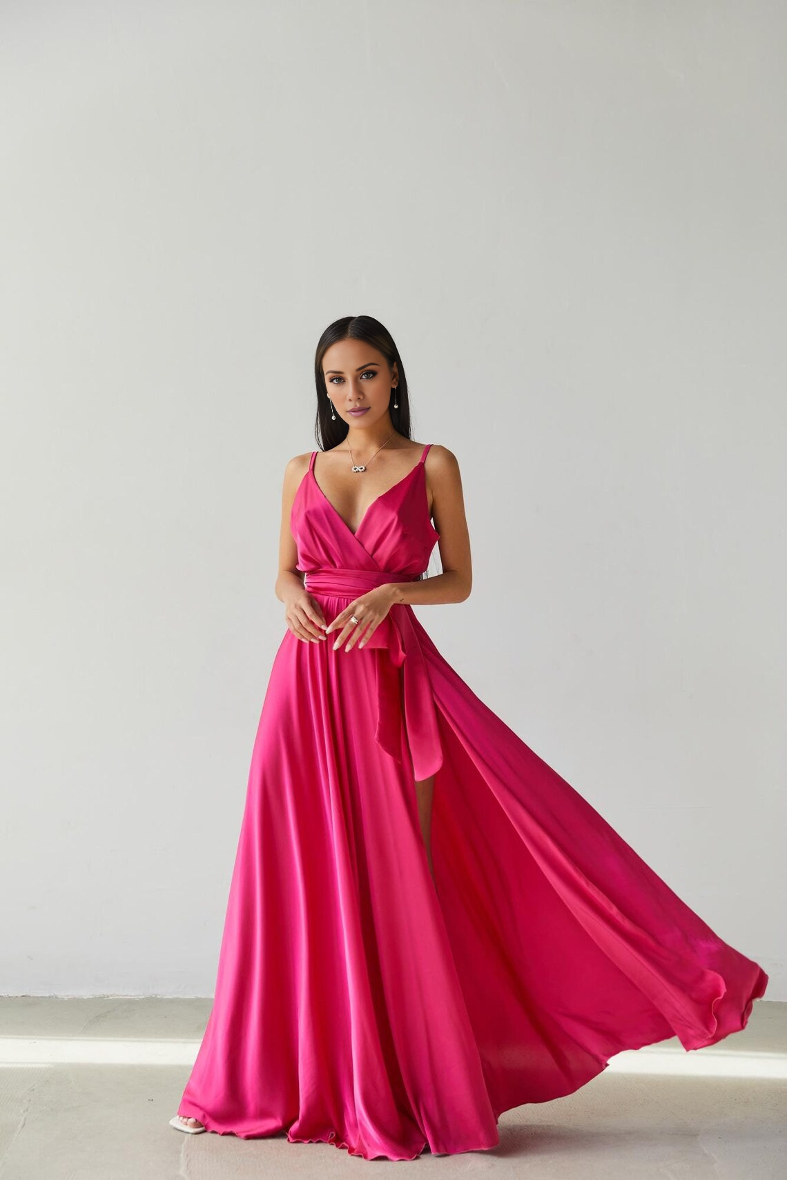 Vestido de fiesta Jimiss con escote en V, tirantes finos, abertura lateral y largo hasta el suelo 