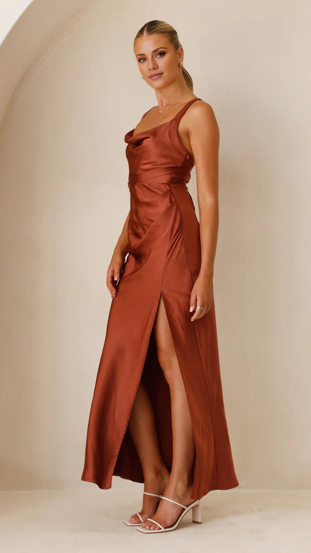 Vestido de fiesta largo con cuello halter, espalda descubierta y abertura lateral