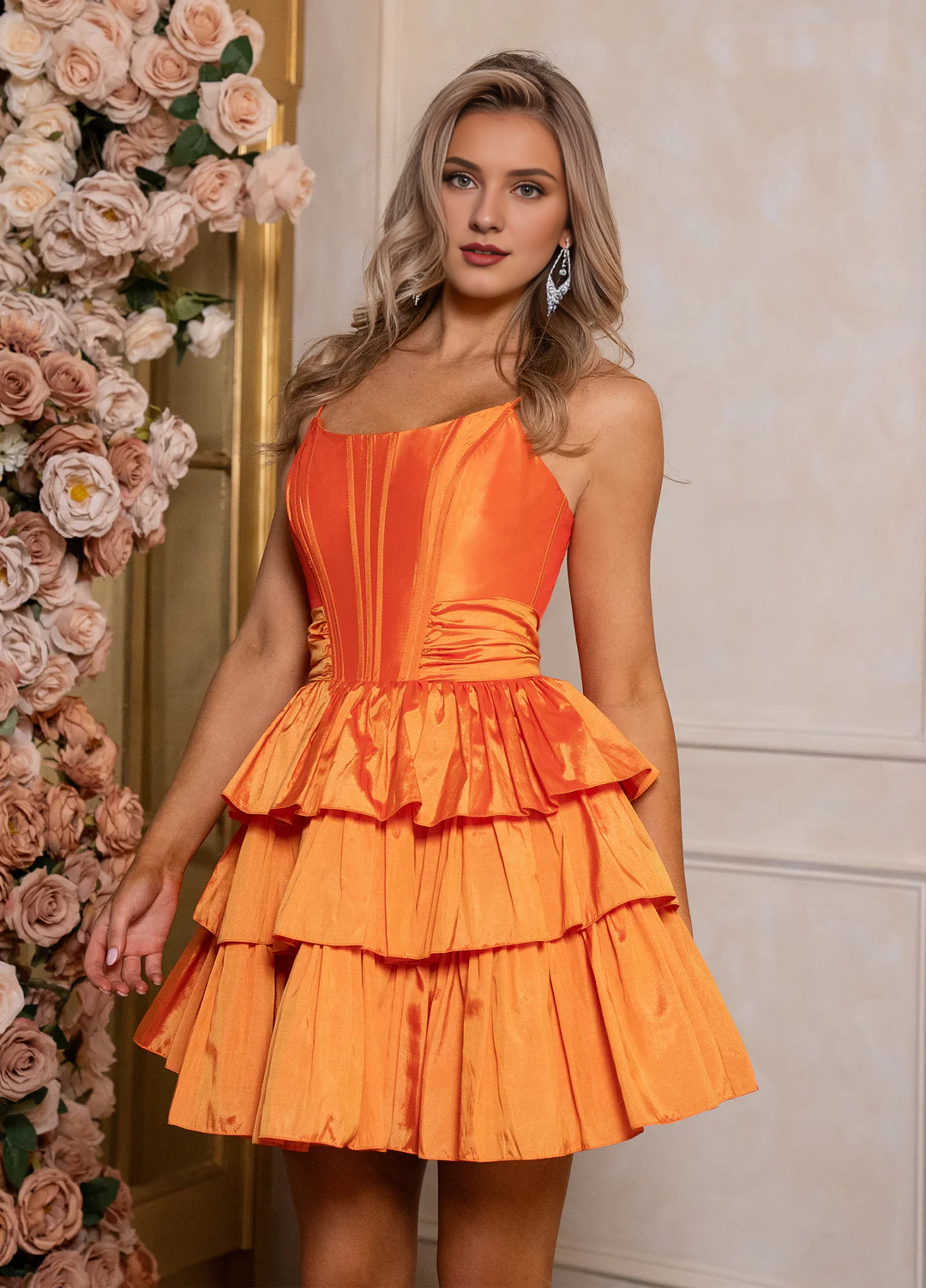 Vestido corto sin mangas con falda en forma de A y capas