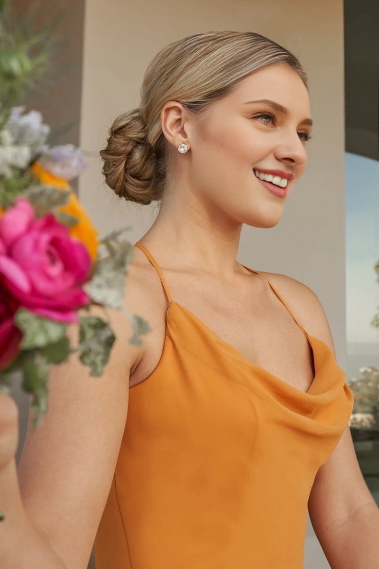 Vestido de dama de honor con escote delantero, espalda en forma de V y tirantes finos estilo bufanda