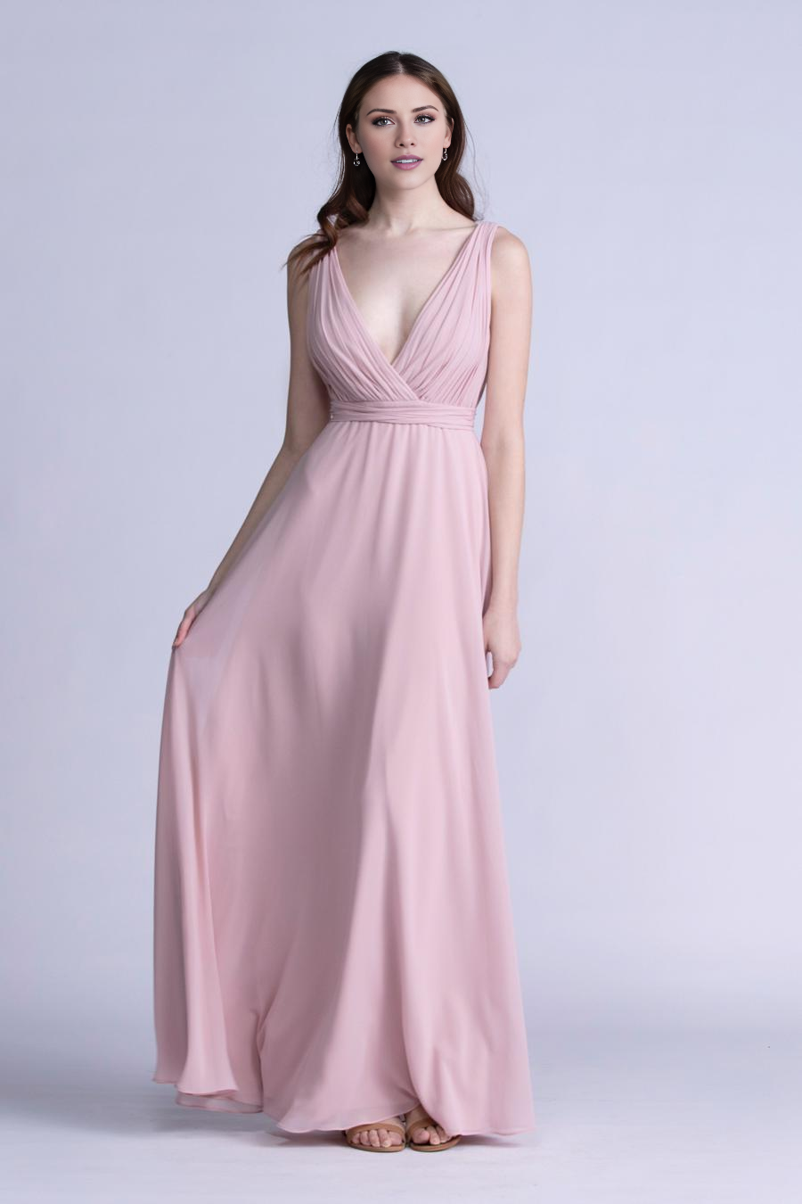 Vestido Jimiss con escote en V, detalle plisado, abertura lateral sin espalda y largo hasta el suelo.