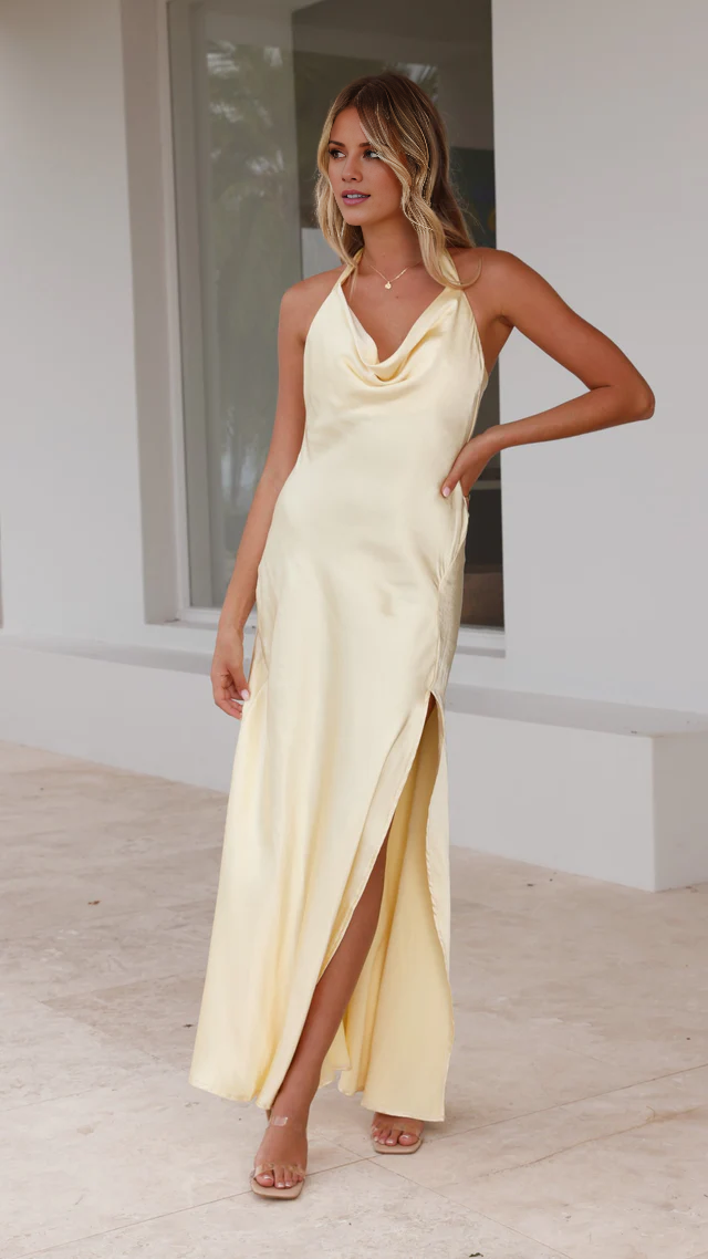 Vestido de fiesta largo hasta el suelo, sin mangas, con cuello alto y hombros descubiertos, abertura lateral