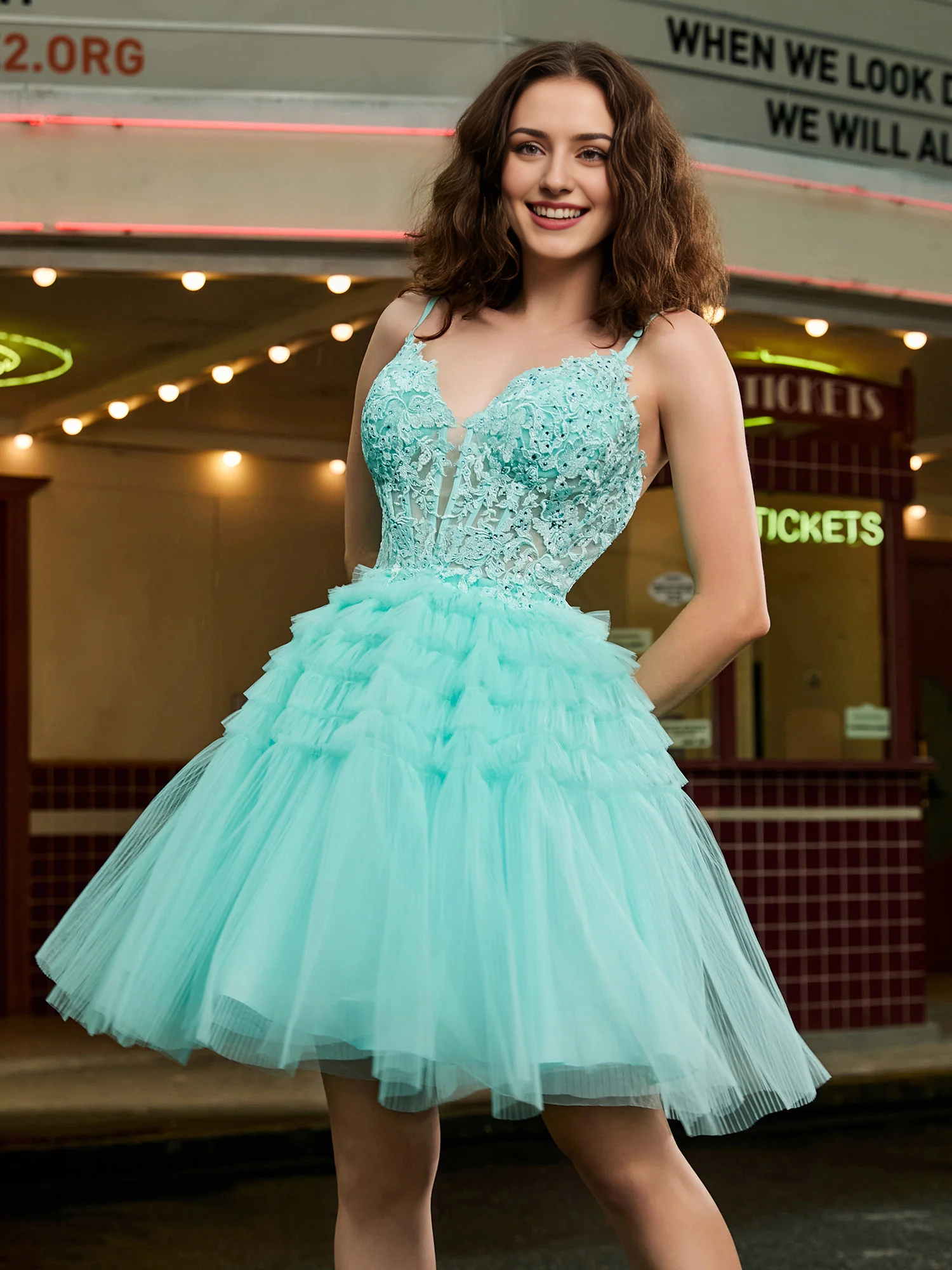 Top de corsé ajustado, vestido de fiesta corto con capas transparentes