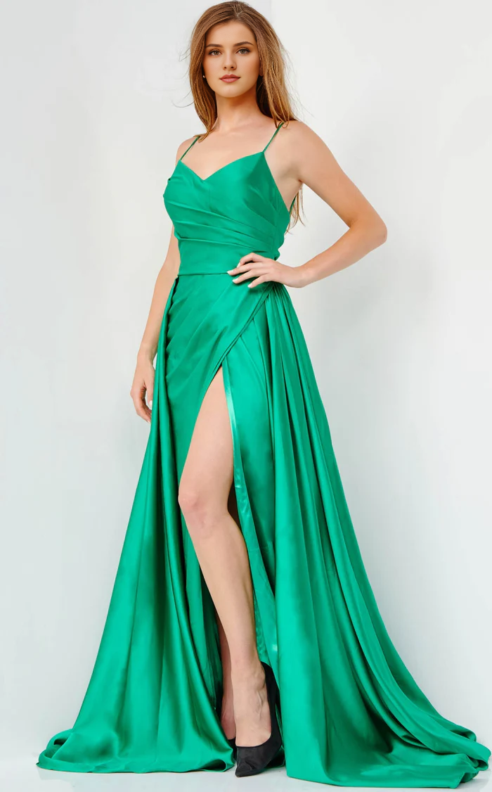 Vestido de noche largo hasta el suelo con escote en V, tirantes finos y pantalones cortos envueltos en altura.