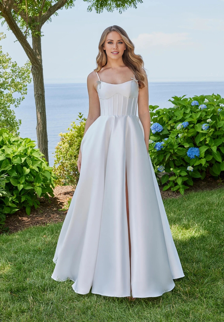 Abito da sera lungo fino al pavimento, con scollo a cucchiaio, spacco frontale e linea ad A