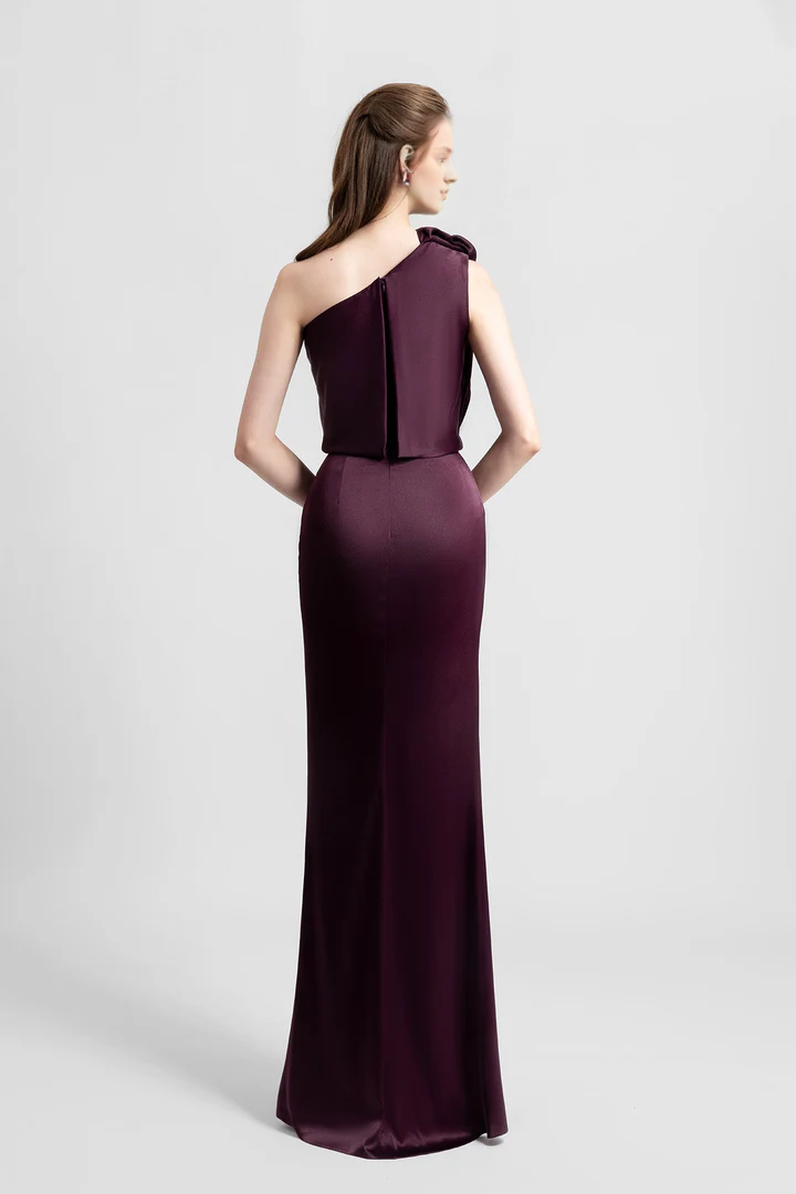 Vestidos de noche largos y de satén colgantes