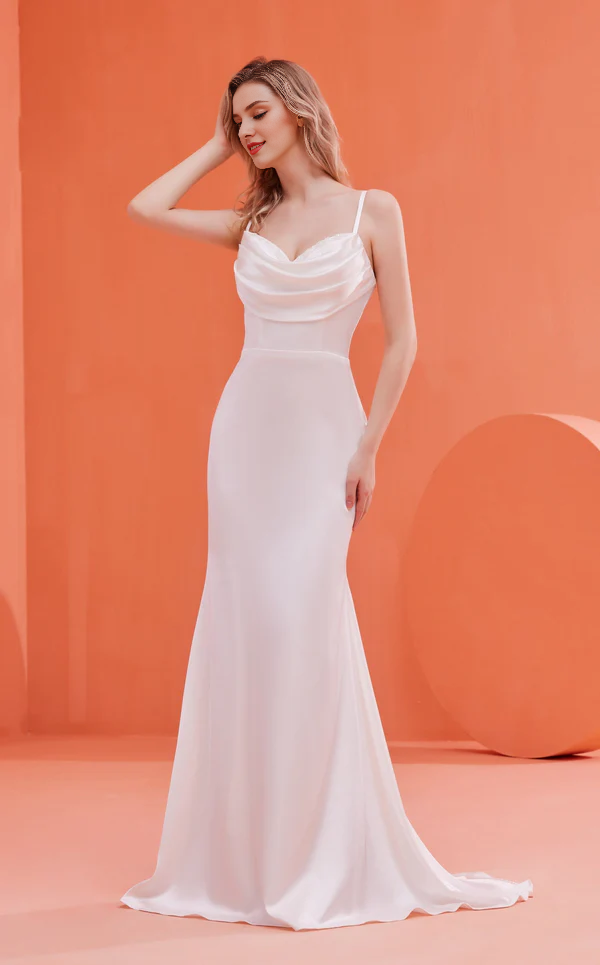 Abito da ballo aderente senza maniche con scollo a V, spalline sottili e lunghezza fino al pavimento.