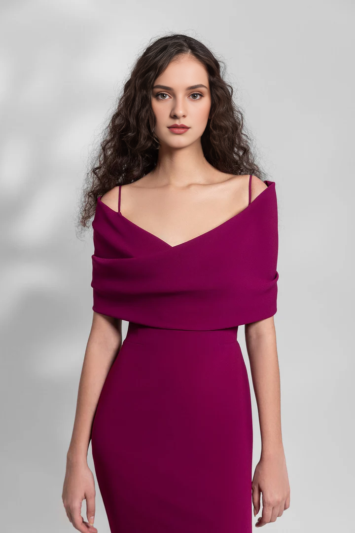 Vestidos de noche largos hasta el suelo con aberturas laterales de crepé y hombros descubiertos