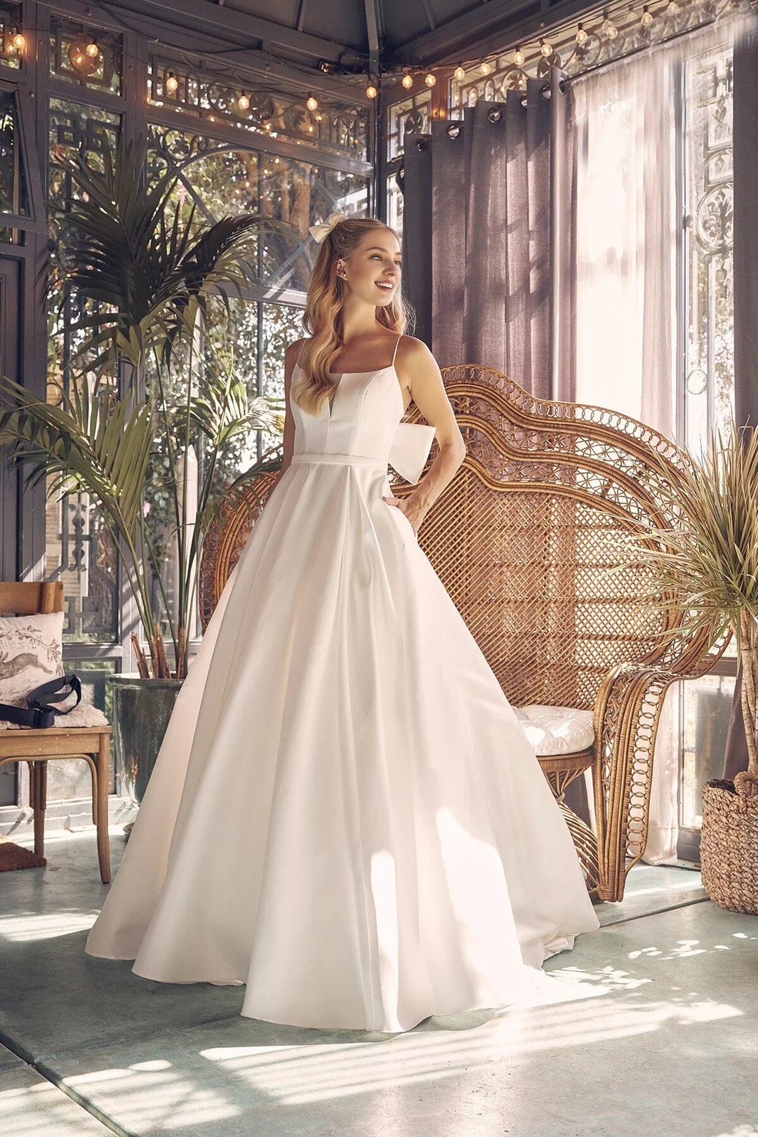 Vestido de novia largo sin mangas con detalle de lazo