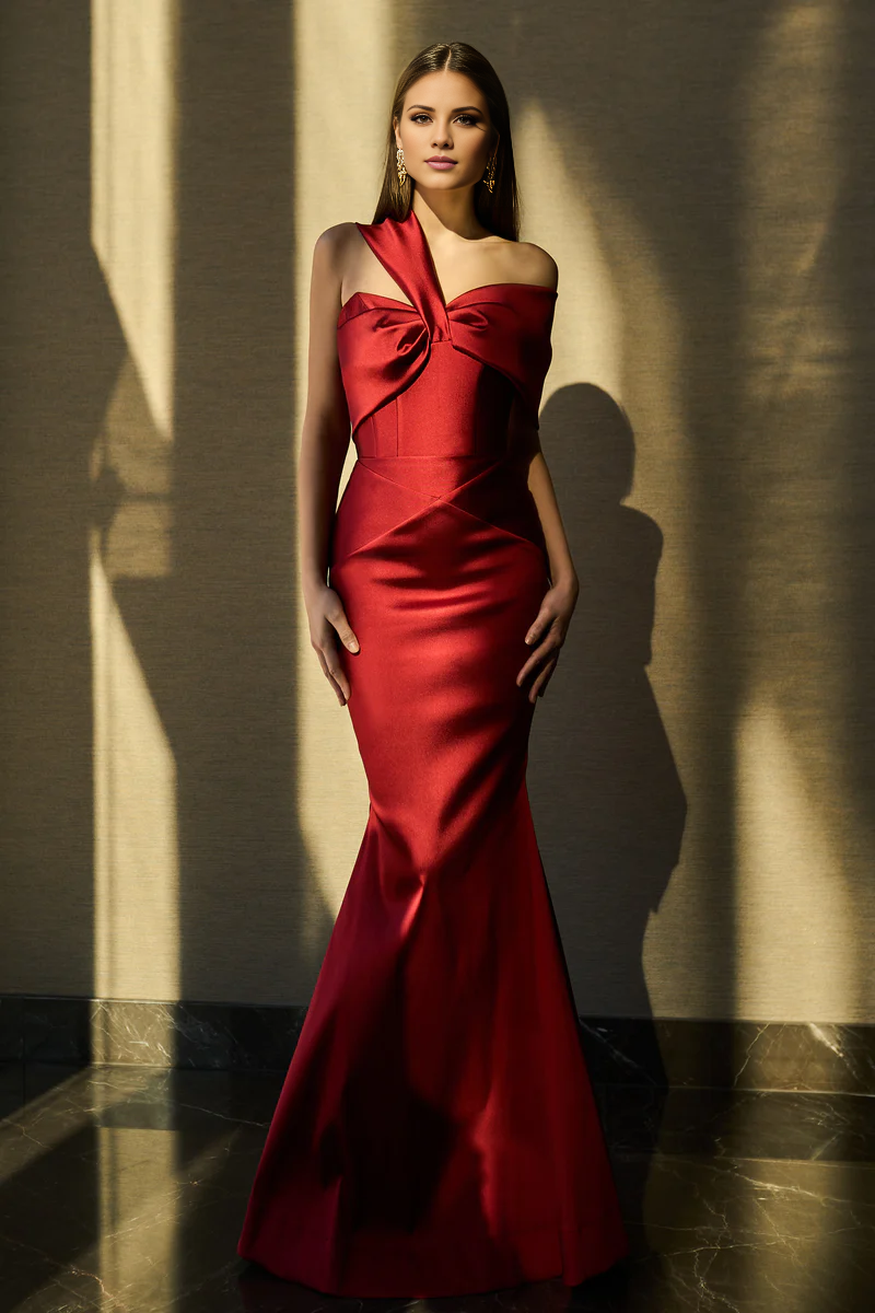 Abito da sera a sirena con corsetto stretto in raso, senza maniche e lungo fino al pavimento