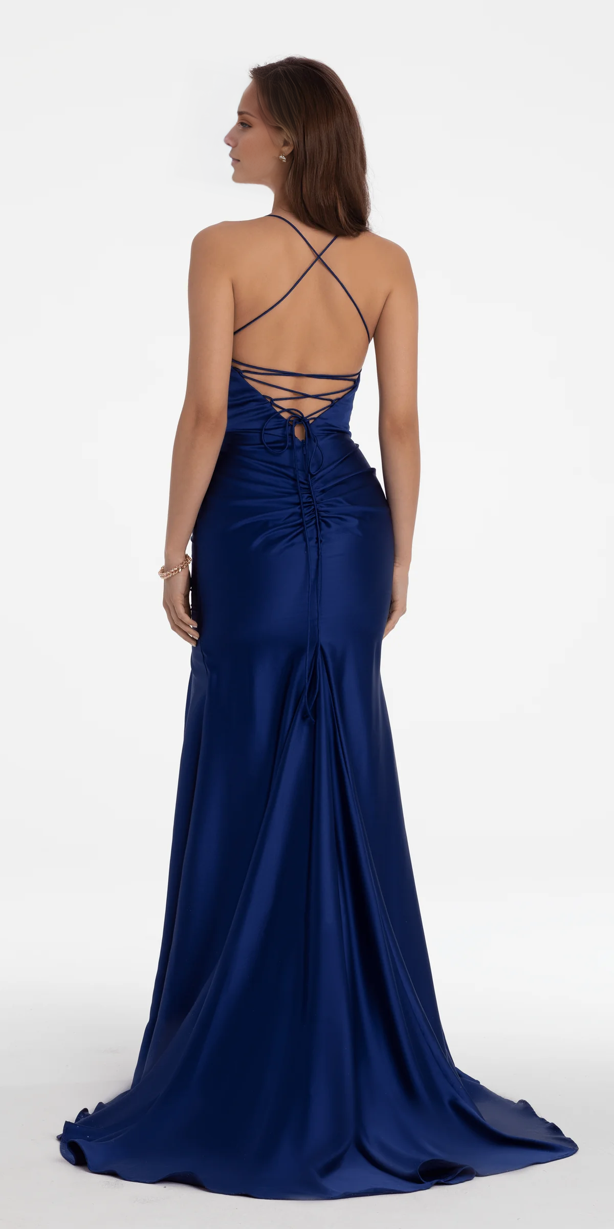 Vestido de fiesta Jimiss de satén con hombros descubiertos, tirantes finos, abertura lateral en la espalda y largo hasta el suelo 