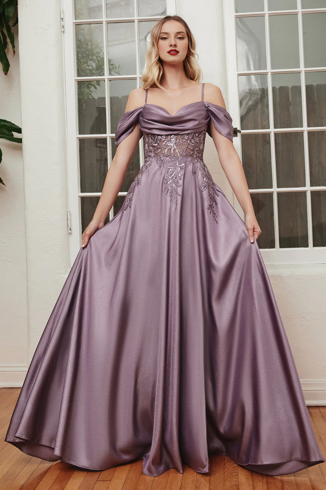 Vestido largo de satén con hombros descubiertos y bordado