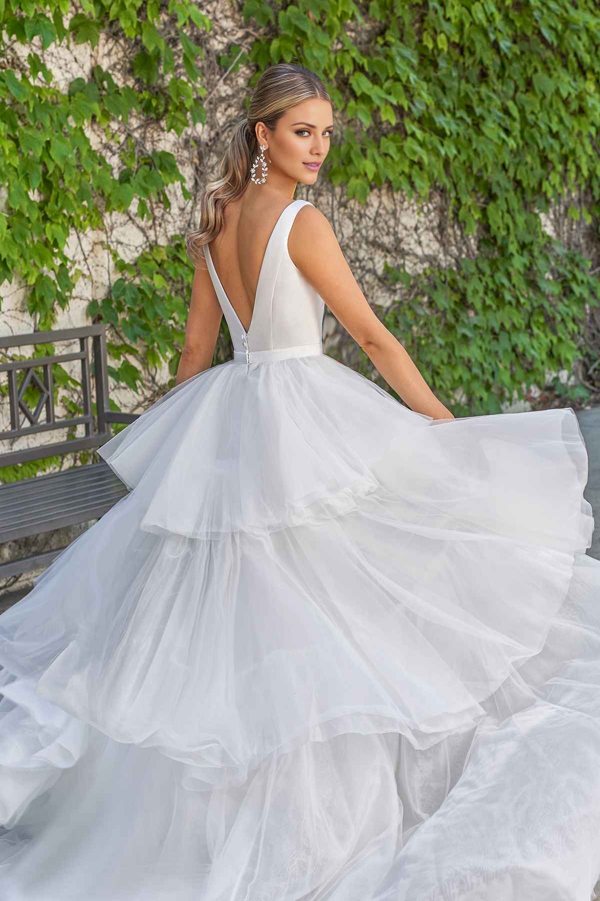 Vestido de novia único de satén con escote cuadrado, corte entallado, largo hasta el suelo y con cuernos.