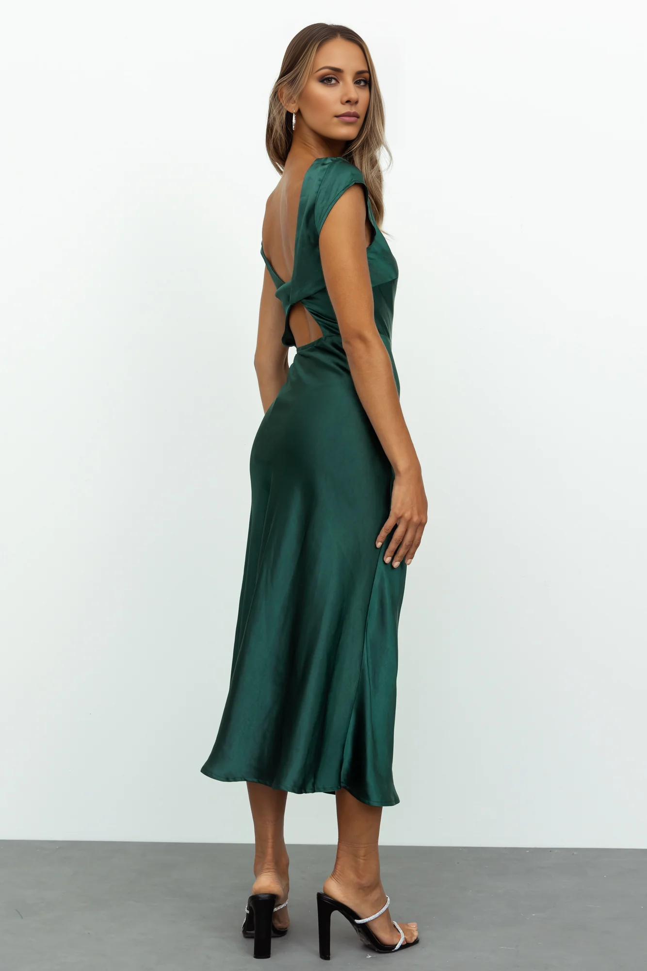 Vestido de fiesta largo de satén con escote barco y espalda descubierta con abertura lateral de Jimiss