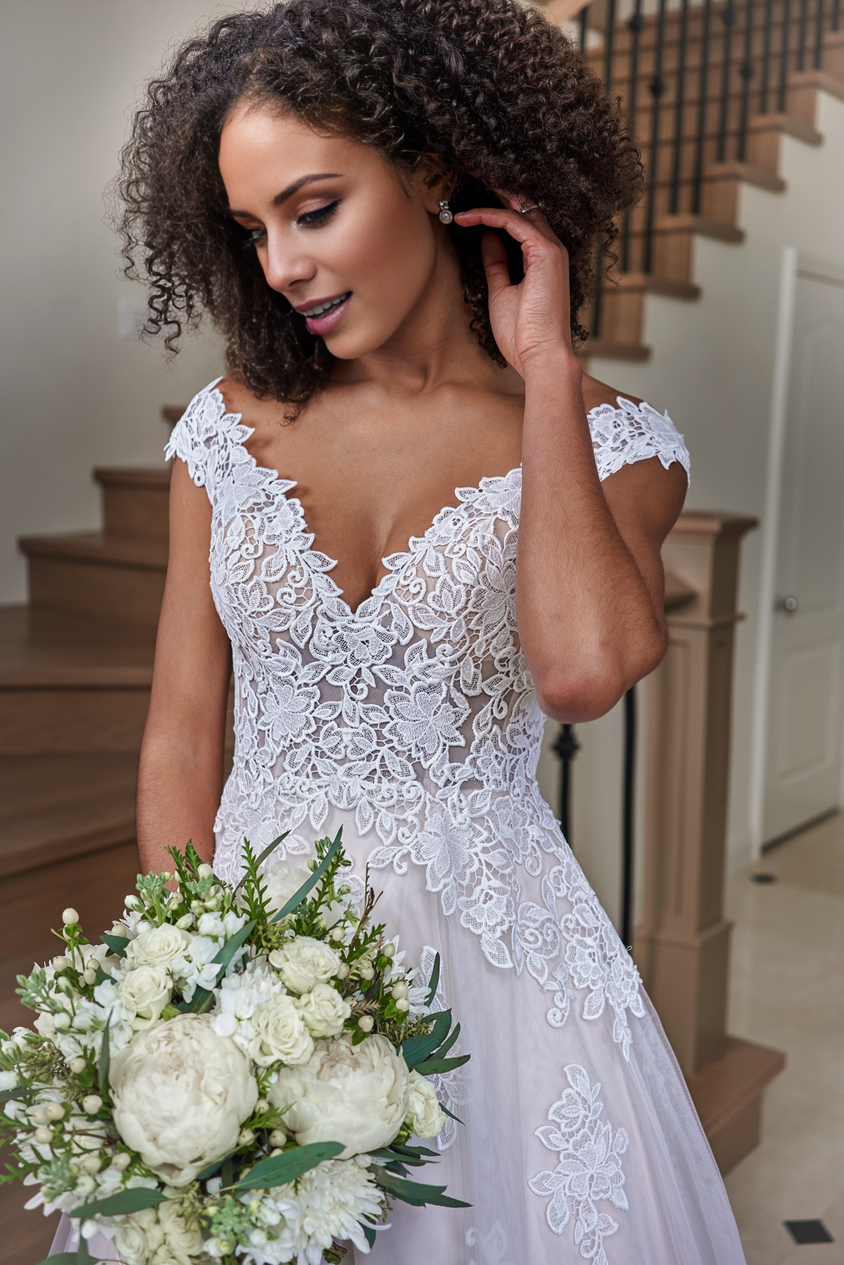 Abito da sposa lungo fino al pavimento, con scollo a V e spalle scoperte, trasparente