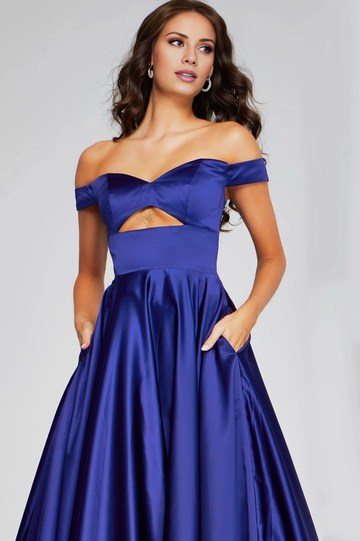 Vestido de noche de satén con hombros descubiertos y corte A hasta el suelo