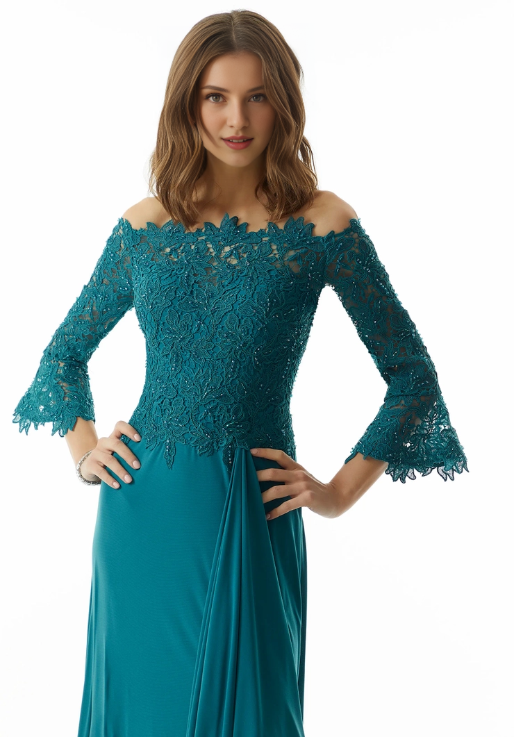 Gonna a trapezio con spalle scoperte, corsetto stretto in pizzo con spacchi, abito da sera