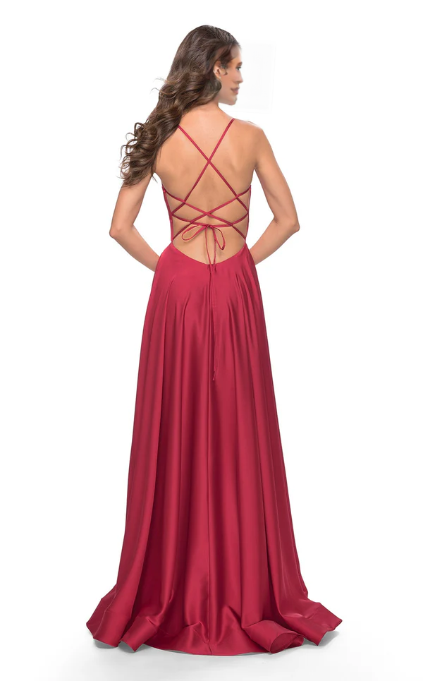 Vestido de noche de satén con escote en V profundo, espalda descubierta, hombros finos, abertura lateral y largo hasta el suelo.