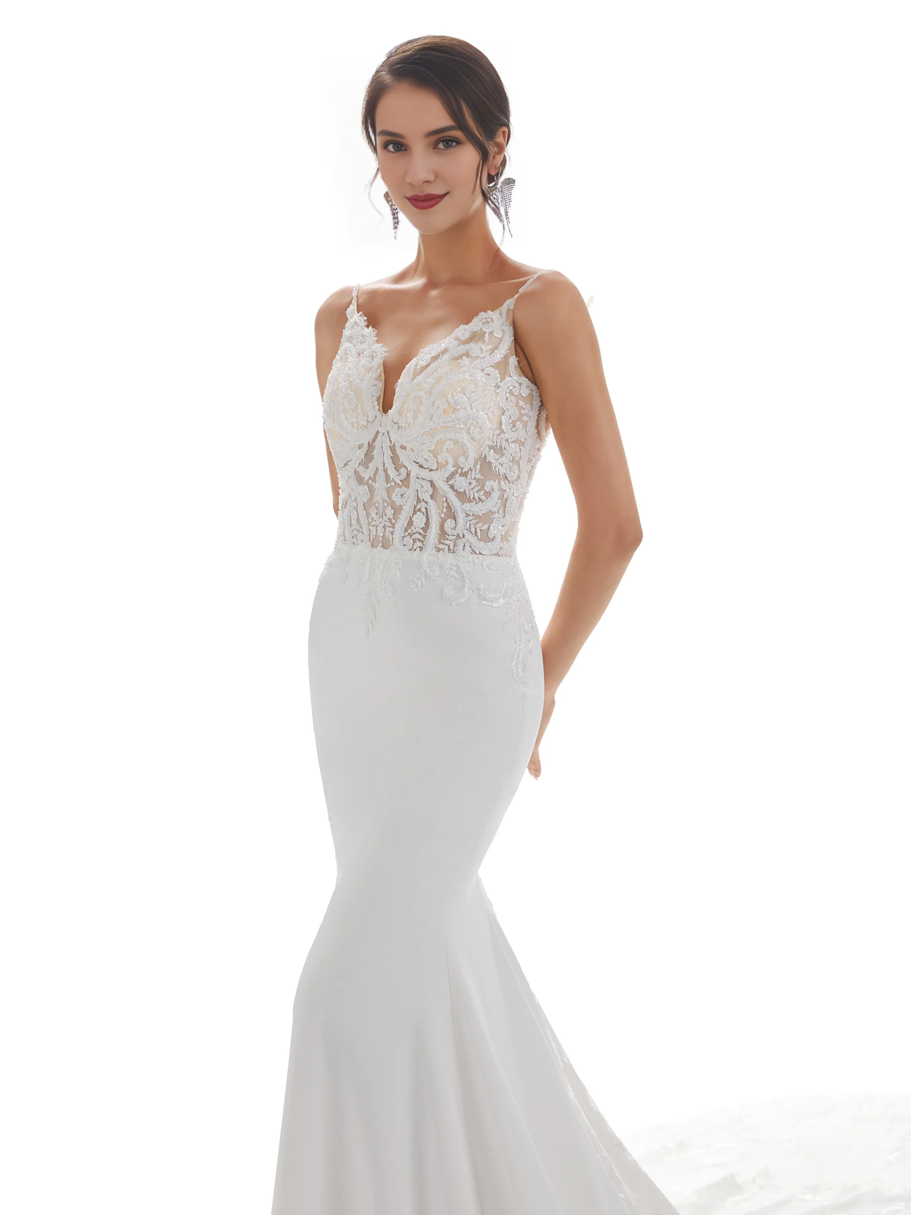 Vestido de novia de encaje color marfil con tirantes finos, cola de pez y espalda descubierta