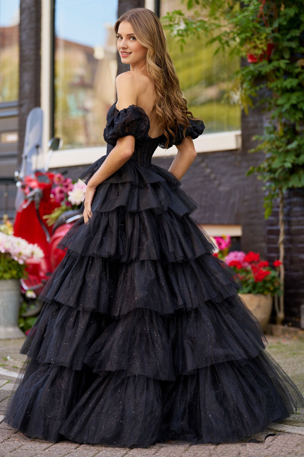 Corsé ajustado sin tirantes con ilusión en V profundo, gasa brillante y vestido de fiesta largo hasta el suelo 