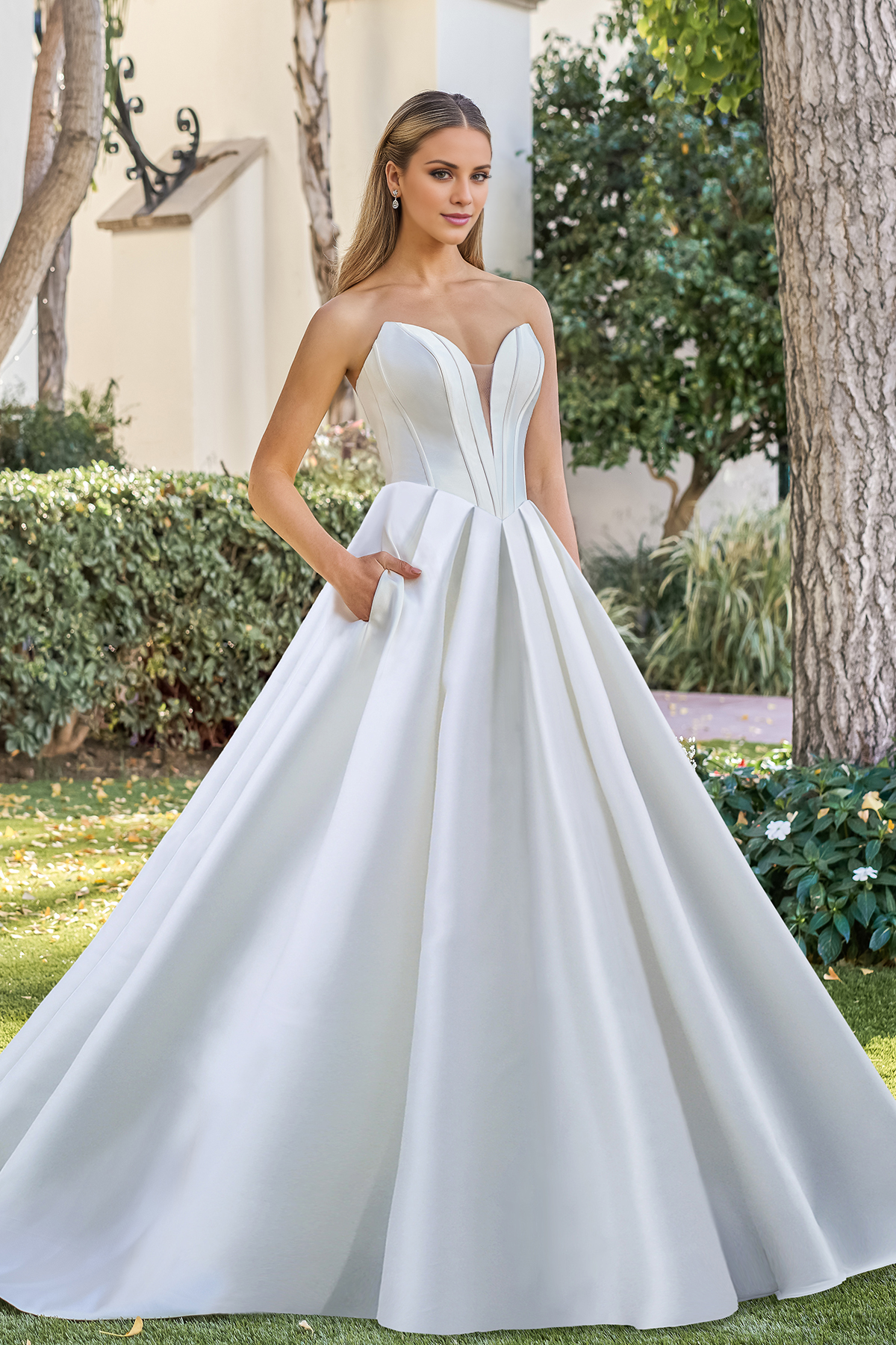 Vestido de novia largo hasta el suelo con corsé ajustado y escote en forma de corazón en forma de A