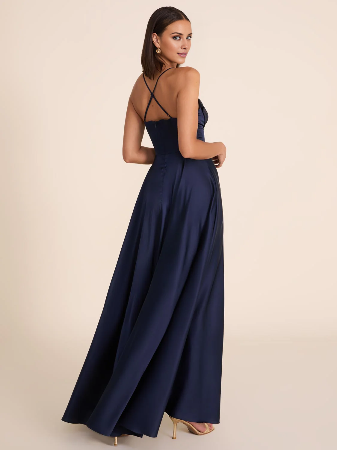 Vestido de noche Jimiss con escote en forma de corazón, tirantes finos, corsé ajustado con aberturas laterales y largo hasta el suelo.