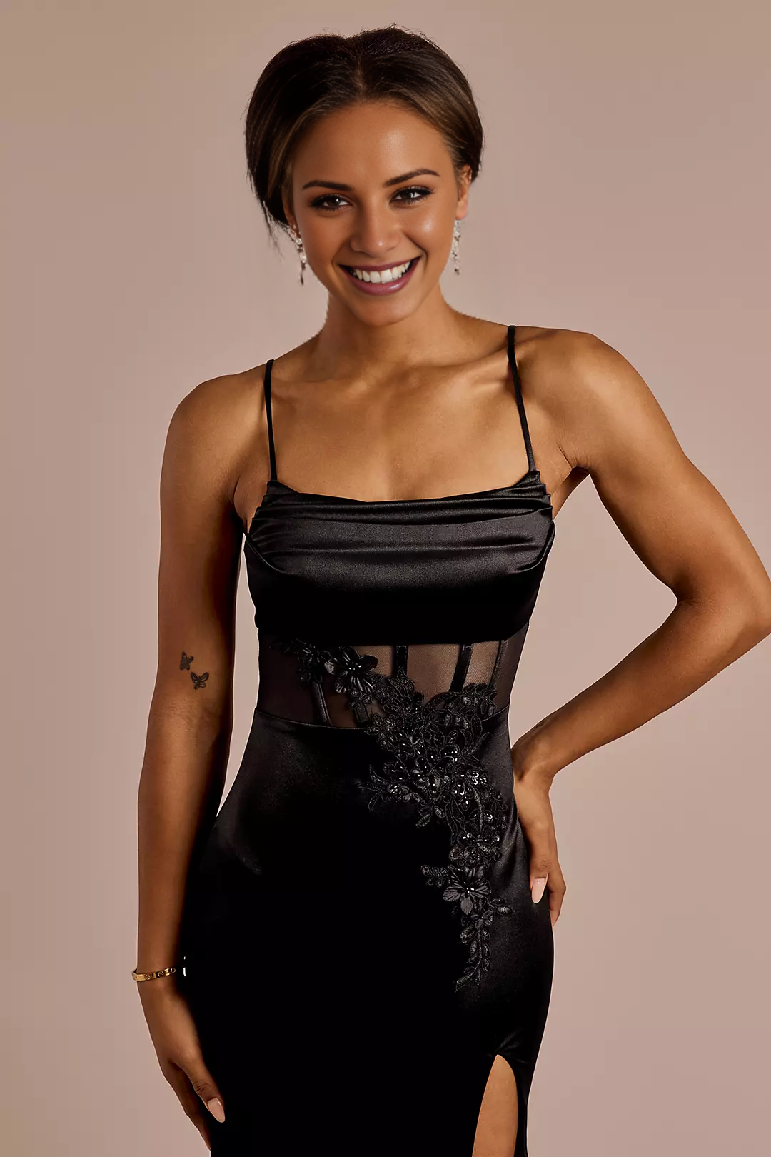 Vestido tubo de satén esculpido con rosetas de Jimiss