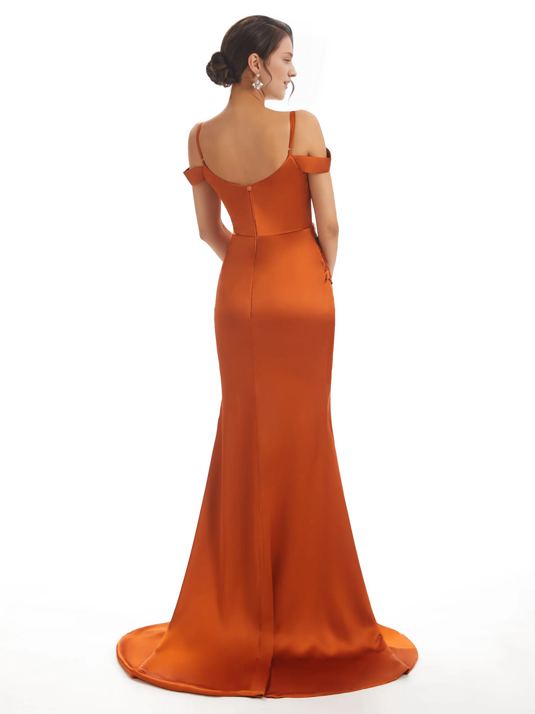 Vestido de dama de honor sexy con hombros descubiertos, satén suave, abertura lateral y cola de pez larga