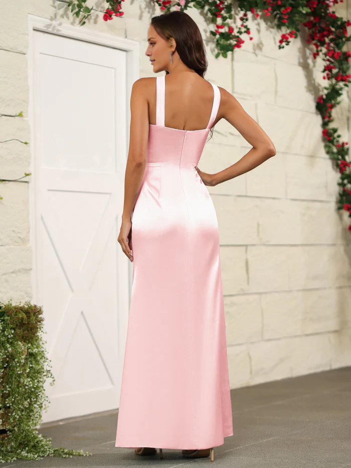 Elegante vestido de dama de honor de satén suave, sin mangas, con cuello colgante y largo hasta el suelo.