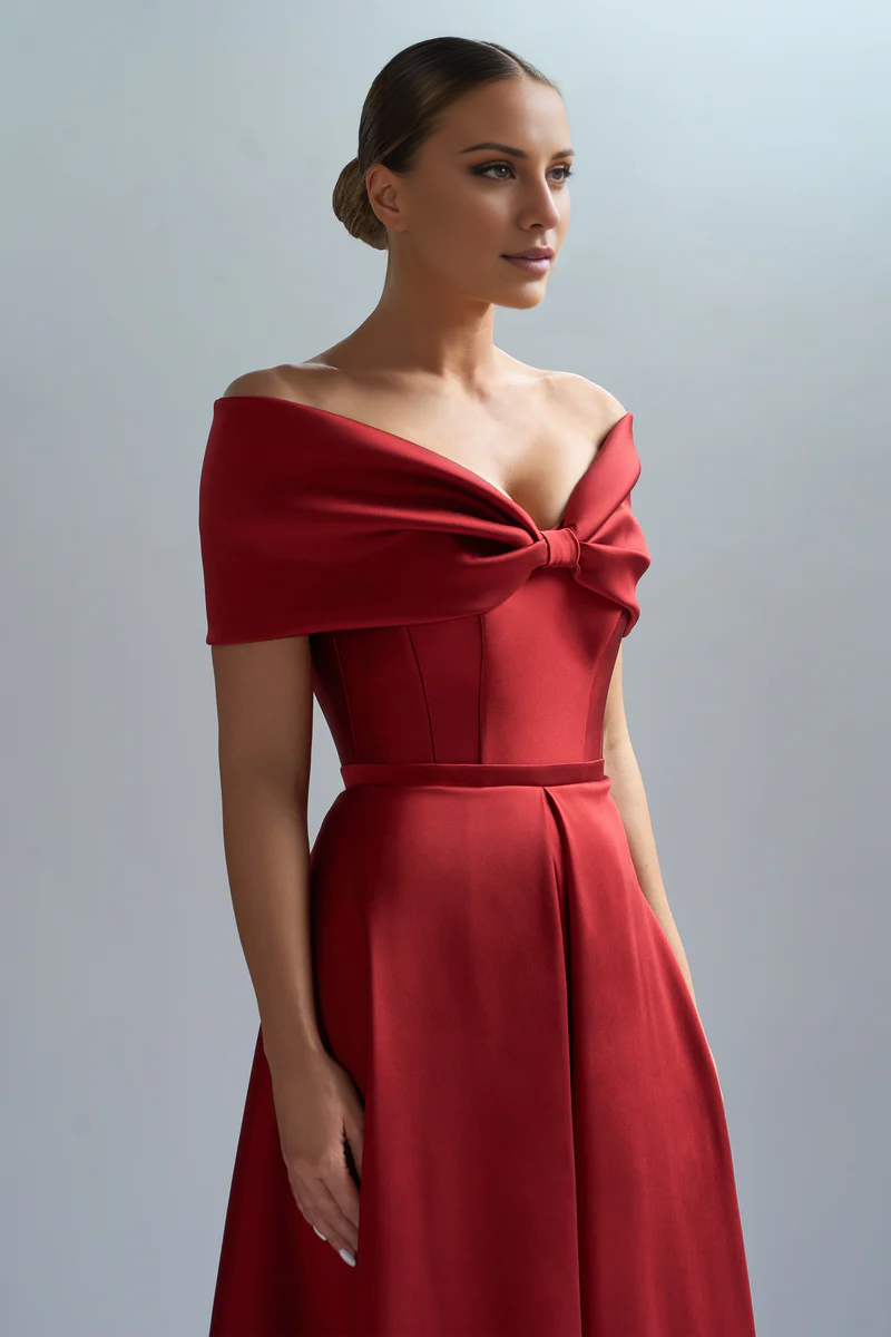 Abito da sera lungo fino al pavimento, con corsetto stretto in raso e spalle scoperte