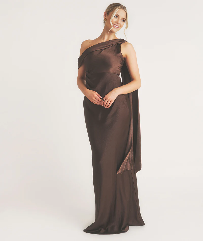 Vestido de fiesta Jimiss de satén sin mangas y largo hasta el suelo con detalle de un hombro caído