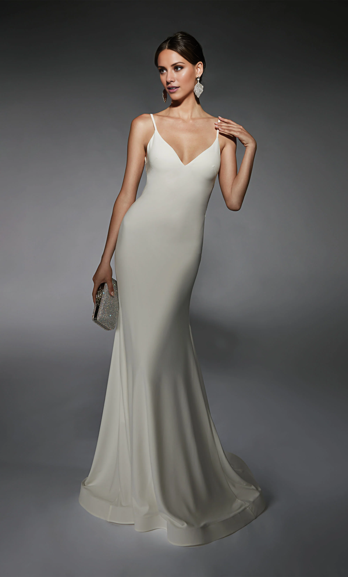 Vestido de novia de corte entallado con escote en V y espalda con cordones en forma de trompeta