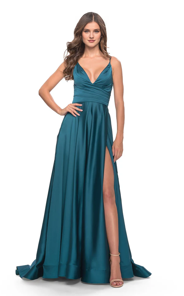 Vestido de noche largo hasta el suelo con escote en V, tirantes finos, abertura lateral en la espalda expuesta y corte en A