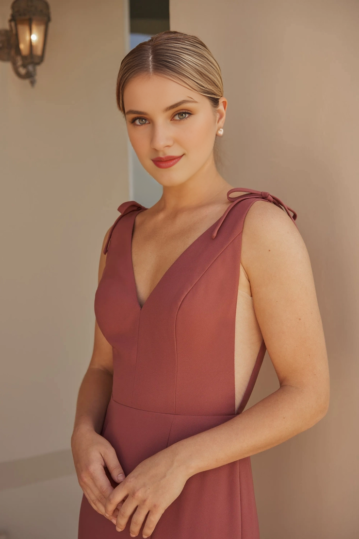 Vestido de dama de honor de crepé con escote en V profundo, tirantes finos y lazo en la espalda en V.