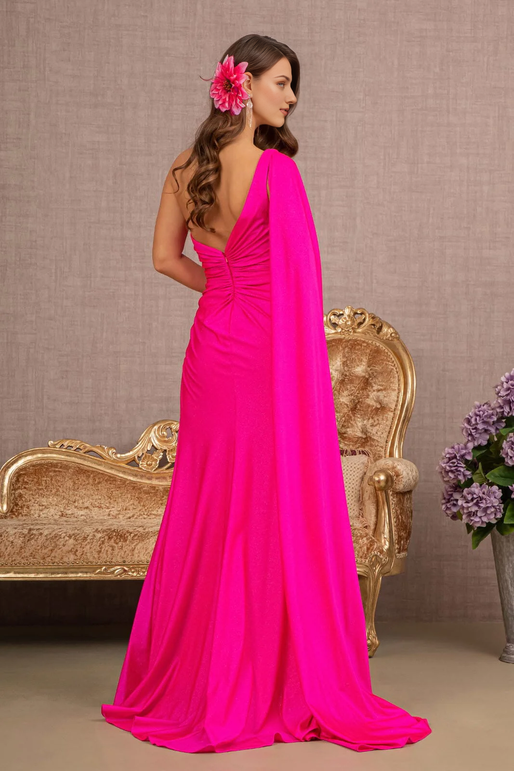 Vestido largo de crepé brillante con un hombro al descubierto y falda con abertura muy ajustada